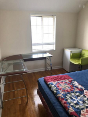 Cheap Comfortable Private Room 15 mins from DC with FREE PARKING